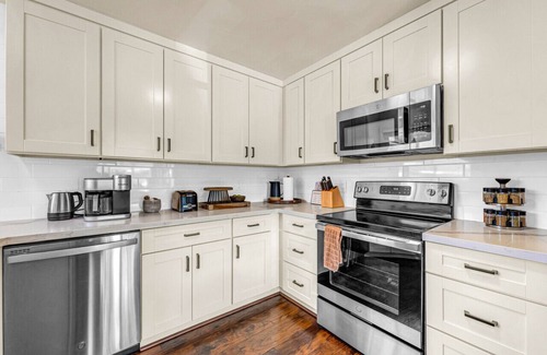 Del Rey Oaks Casa | Backyard playground & 1 mile to the beach