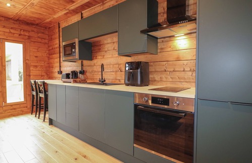 North Luffenham Cabaña | BADGER'S BURROW, pet friendly, with hot tub in Edith Weston