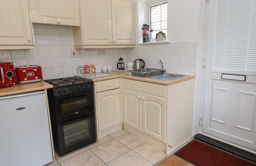 Looe Cabaña | BADGER SETT IN GRANITE HENGE NEAR LOOE, family friendly in Looe