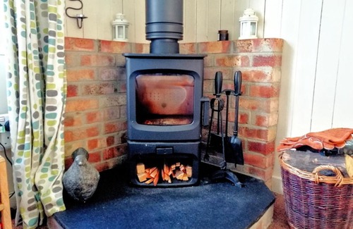 Burgh Island Chalet De Esquí | Badgers Den, a beautiful log cabin in a secluded valley close to the beach