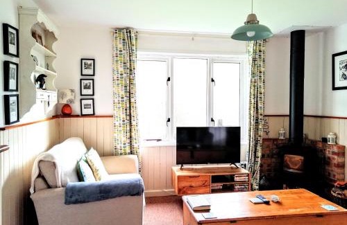 Burgh Island Chalet De Esquí | Badgers Den, a beautiful log cabin in a secluded valley close to the beach