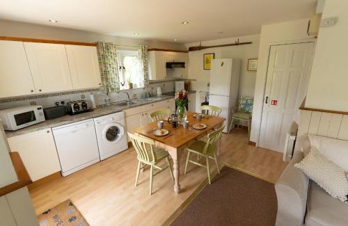 Burgh Island Chalet De Esquí | Badgers Den, a beautiful log cabin in a secluded valley close to the beach