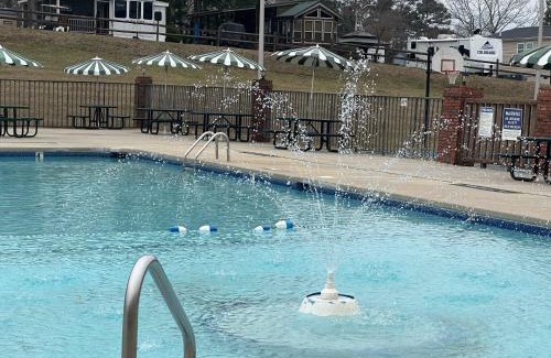 New London Casa | Badin Shores Lake Home Lots of Amenities