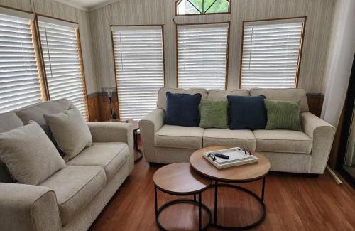 New London Casa | Badin Shores Lake Home Lots of Amenities