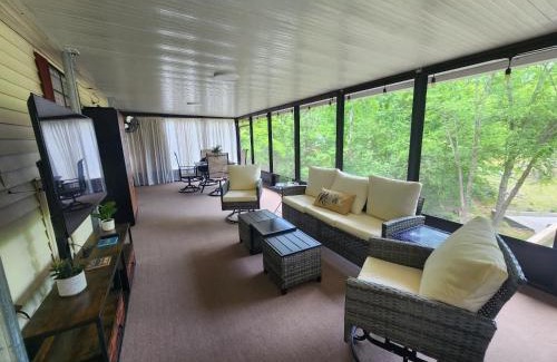 New London Casa | Badin Shores Lake Home Lots of Amenities