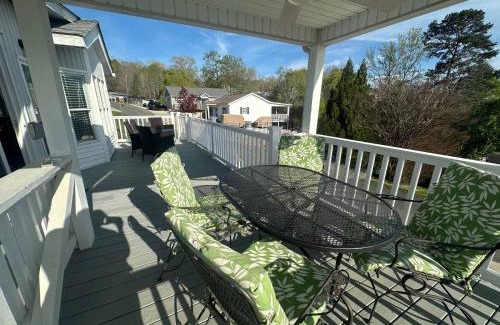 New London Casa | Badin Shores Resort - Excellent Lake View Home - Pools & Lots of Amenities - Great Porch Area - Family
