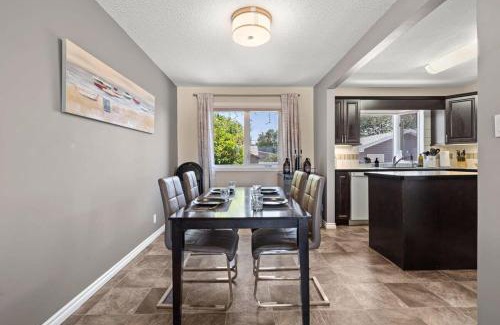 Drumheller Casa | Bahama Breeze I Hot Tub I Pool I 5 Bedroom