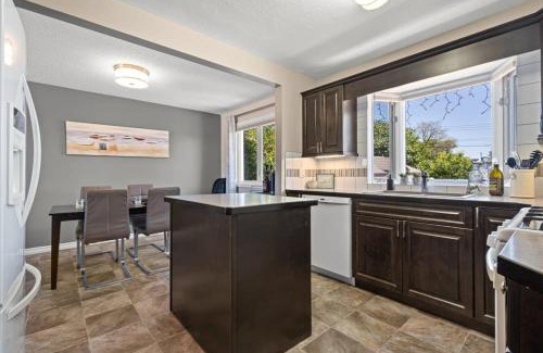 Drumheller Casa | Bahama Breeze I Hot Tub I Pool I 5 Bedroom