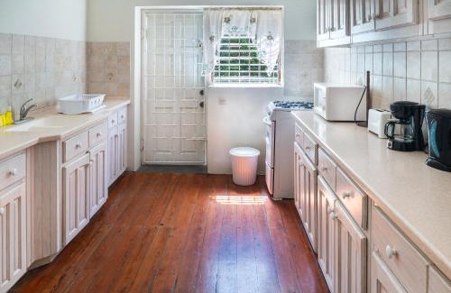 Dover Apartamento | Bajan Charm 1 Min Walk to Dover Beach, on The Gap