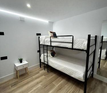 Andújar Apartamento | BAJO A habitación con literas Apartamentos JUAN ROBLEDO Centro Ciudad