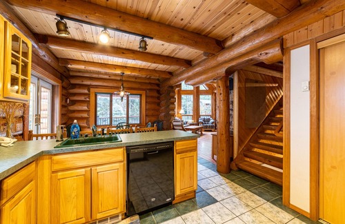 Glacier Chalet De Esquí | Baker Bliss 3100 Sqft, Wifi, HotTub, EV charger