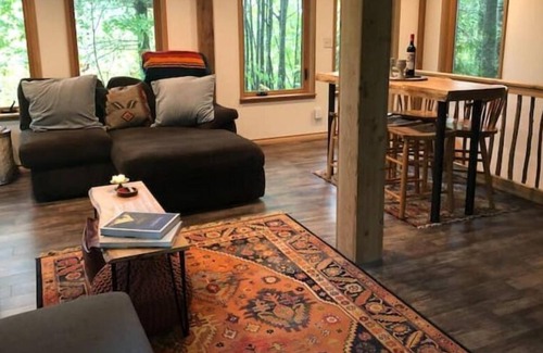 Concrete Cabina | Baker Lake Cabin Getaway
