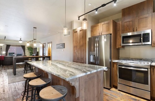 Whitefish Condominio | 2017 Nueva construcción en el corazón de Whitefish del centro! 2BR 2BA w / Jacuzzi privado!