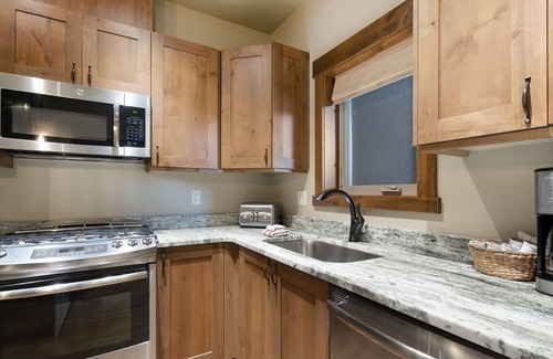 Whitefish Condominio | 2017 Nueva construcción en el corazón de Whitefish del centro! 2BR 2BA w / Jacuzzi privado!