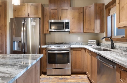 Whitefish Condominio | 2017 Nueva construcción en el corazón de Whitefish del centro! 2BR 2BA w / Jacuzzi privado!