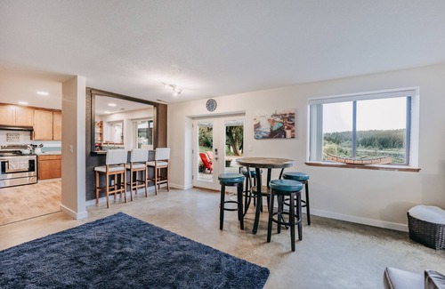 Camano Island Apartamento | Baker View Lodging with hot tub, sound, mountain, and territorial views.
