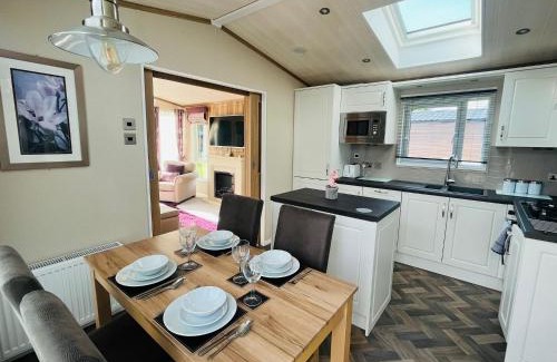 Allerthorpe Casa | Bakers Lodge with Hot Tub