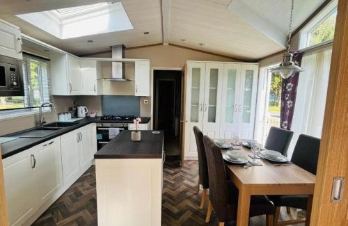 Allerthorpe Casa | Bakers Lodge with Hot Tub