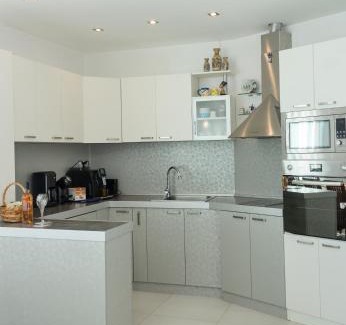 Balchik Apartamento | Balchik Sea View Escape 5BR Luxury with Hot Tub & Free Parking