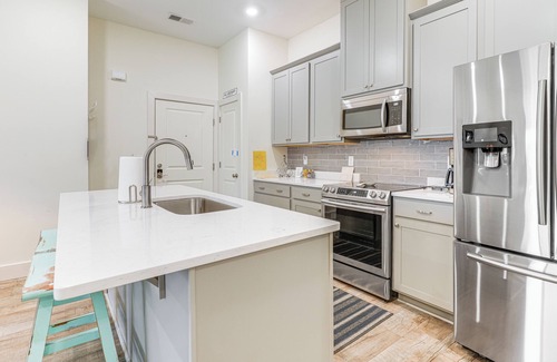 Chattanooga Apartamento | Balconies: Walkable Southside Chattanooga Condo!
