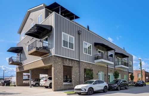 Chattanooga Apartamento | Balconies: Walkable Southside Chattanooga Condo!