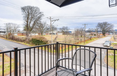 Chattanooga Apartamento | Balconies: Walkable Southside Chattanooga Condo!