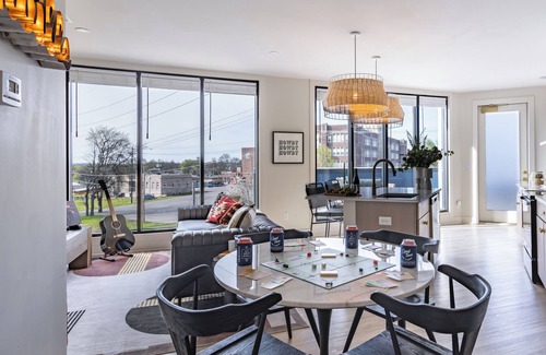 Five Points Casa | 5mins to Downtown | 2BDR Suite w/ Large Balcony!