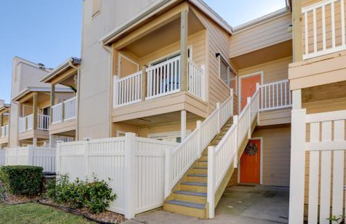 Galveston Apartamento | Balcony and Pool Access Condo in Galveston!