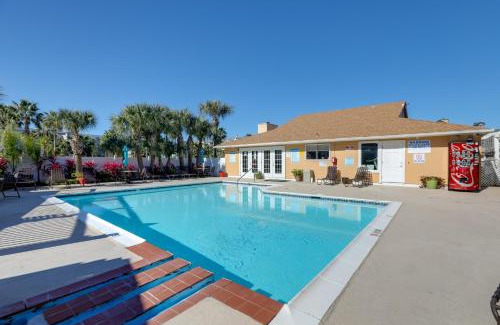 Galveston Apartamento | Balcony and Pool Access Condo in Galveston!
