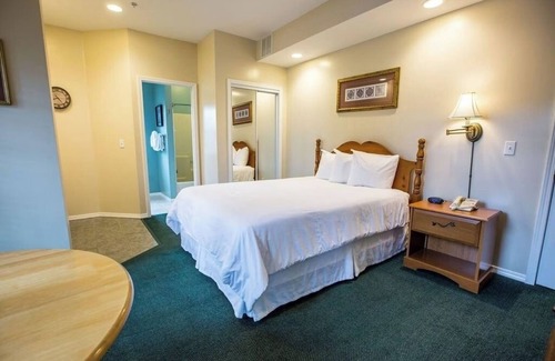 Branson Hotel | Balcony + BBQ Setup at Retreat Made for Ozark Adventures & Family Fun | 4 Units