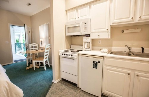 Branson Hotel | Balcony + BBQ Setup at Retreat Made for Ozark Adventures & Family Fun | 4 Units