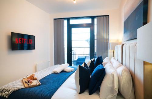 The Westside Apartamento | Balcony city view Spacious WiFi Family Contractors