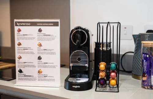 The Westside Apartamento | Balcony city view Spacious WiFi Family Contractors
