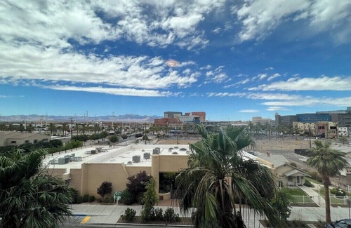Downtown Las Vegas Condominio | Balcony Luxury High Rise Downtown Fremont Casinos