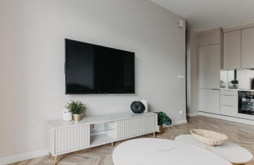Fabryczna Apartamento | Balcony & Parking, Modern Elegant Apartment! Near Tram