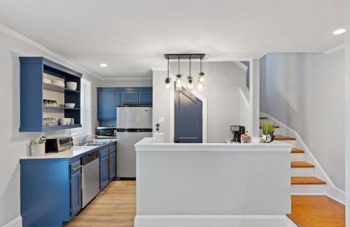Lower Garden District Casa | Balcony Stay In Garden District Fall Fun