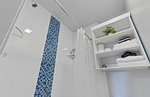 Lower Garden District Casa | Balcony Stay In Garden District Fall Fun
