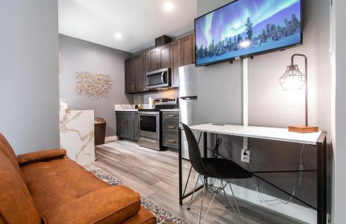 University Heights Apartamento | Balcony-studio-wd-walk-to-restaurants&park