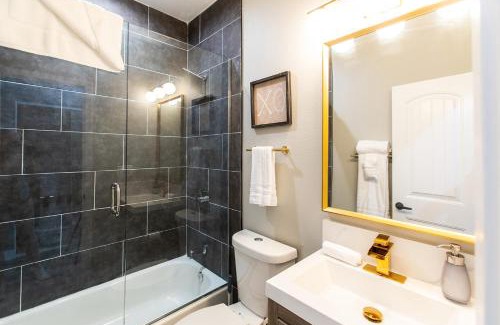 University Heights Apartamento | Balcony-studio-wd-walk-to-restaurants&park