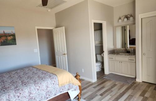 Shenandoah Valley Casa | Balcony Suite Fraser Family Vineyard Stay in Amador