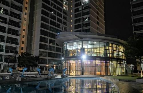 Taman Mount Austin Apartamento | Balcony Suite Palazio Mount Austin by Foxie Bed