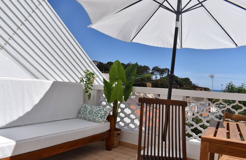 Olhos D'Agua Apartamento | Balcony to the sea 200 m from the beach