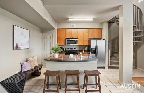 West Campus Apartamento | Balcony Views and Ideal West Campus Austin Location