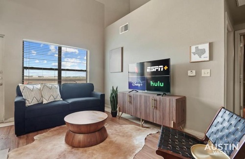 West Campus Apartamento | Balcony Views and Ideal West Campus Austin Location
