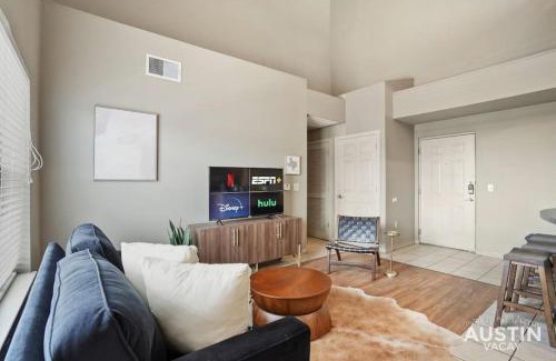 West Campus Apartamento | Balcony Views and Ideal West Campus Austin Location