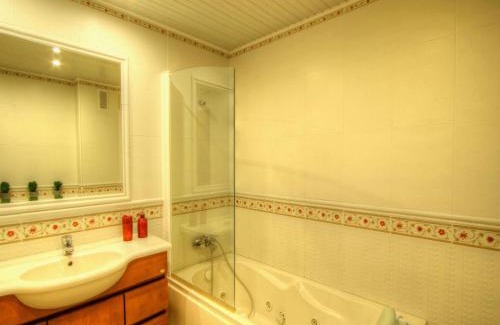 Sao Sebastiao Apartamento | Balcony with view, private garage, an elevator
