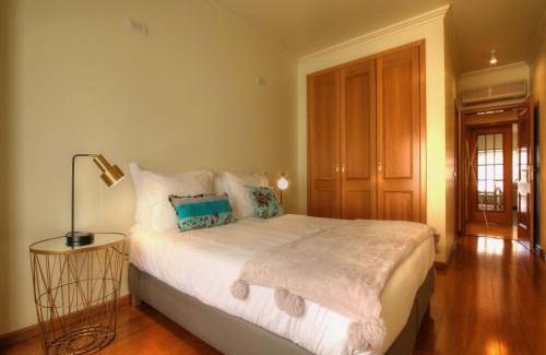 Sao Sebastiao Apartamento | Balcony with view, private garage, an elevator