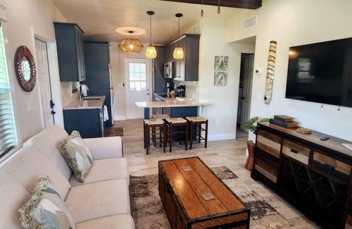 Cocoa Beach Apartamento | Bali Bungalow - Heart of Cocoa Beach!