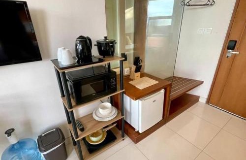 Seminyak Apartamento | Bali King Suites 503 - Studio with Mini-Kitchen, Resort-style Pool, Wi-Fi and Netflix, AC, Digital Nomad Heaven