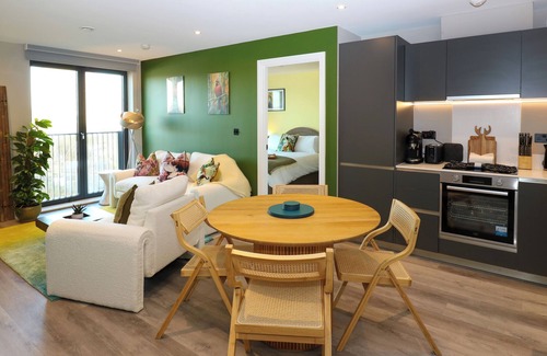 Holbeck Cabaña | BALINESE RETREAT, family friendly, with a garden in Leeds